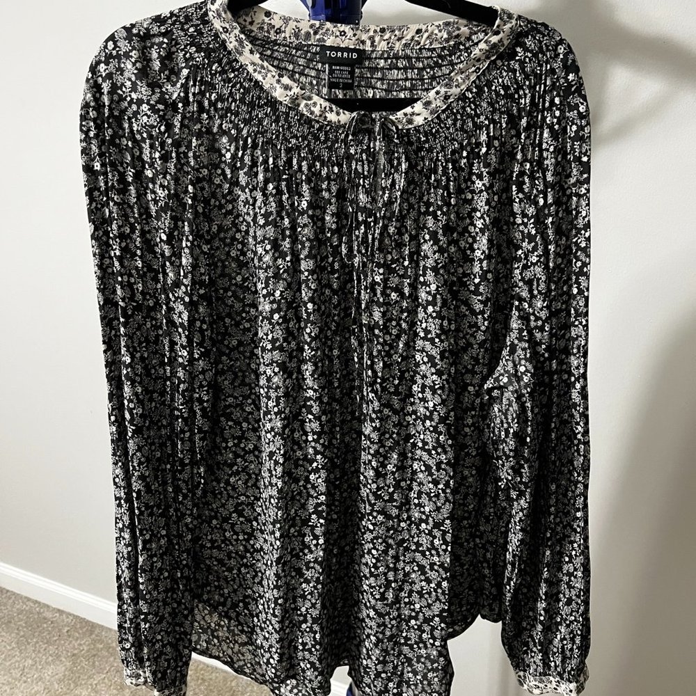 Torrid Black and White Floral Long-Sleeve Top with Tie at Neck size 3x